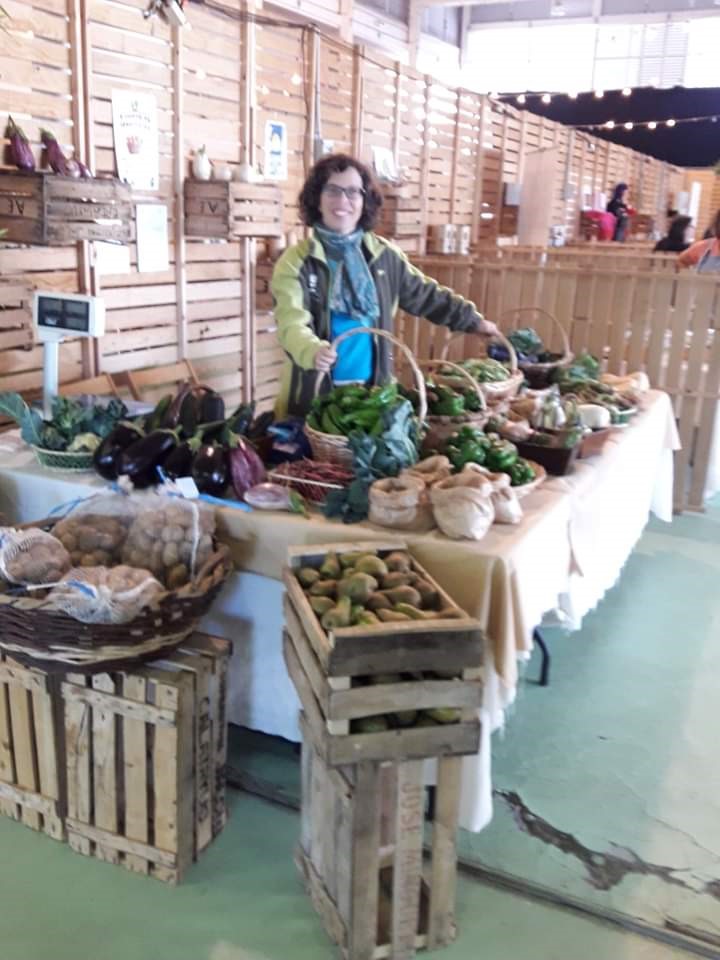 Foto de la emprendedora en el puesto de venta