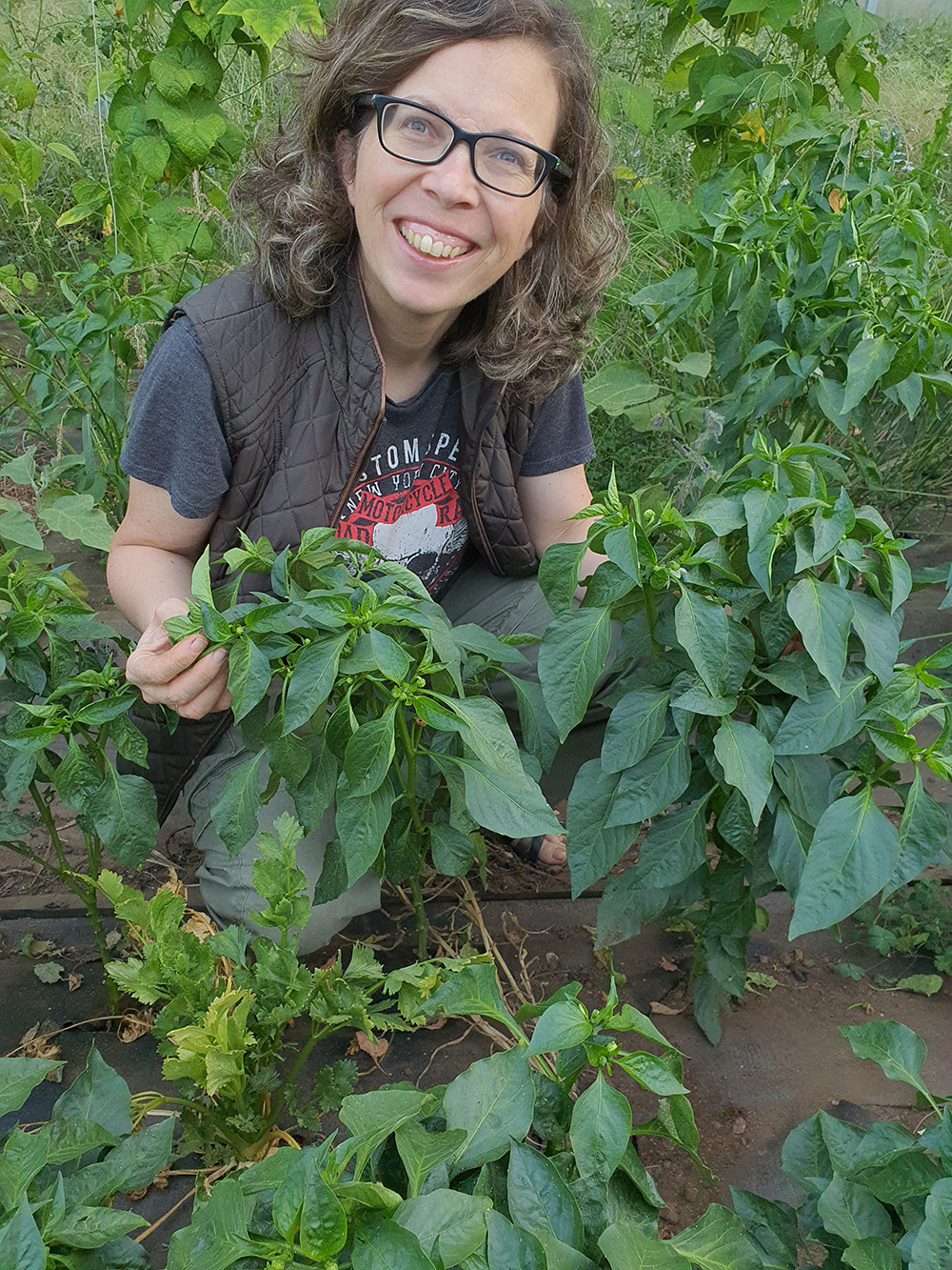 Foto de la emprendedora en su huerta recogiendo cosecha