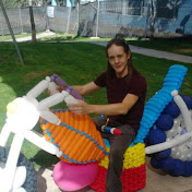 Sergio en la foto con algunas de sus creaciones con globos