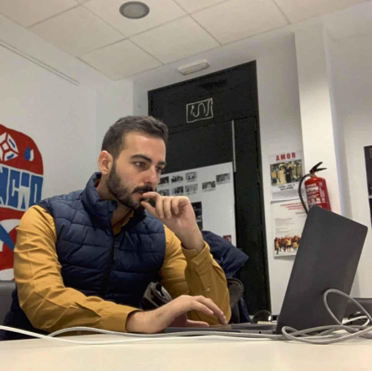 Álvaro trabajando frente al ordenador