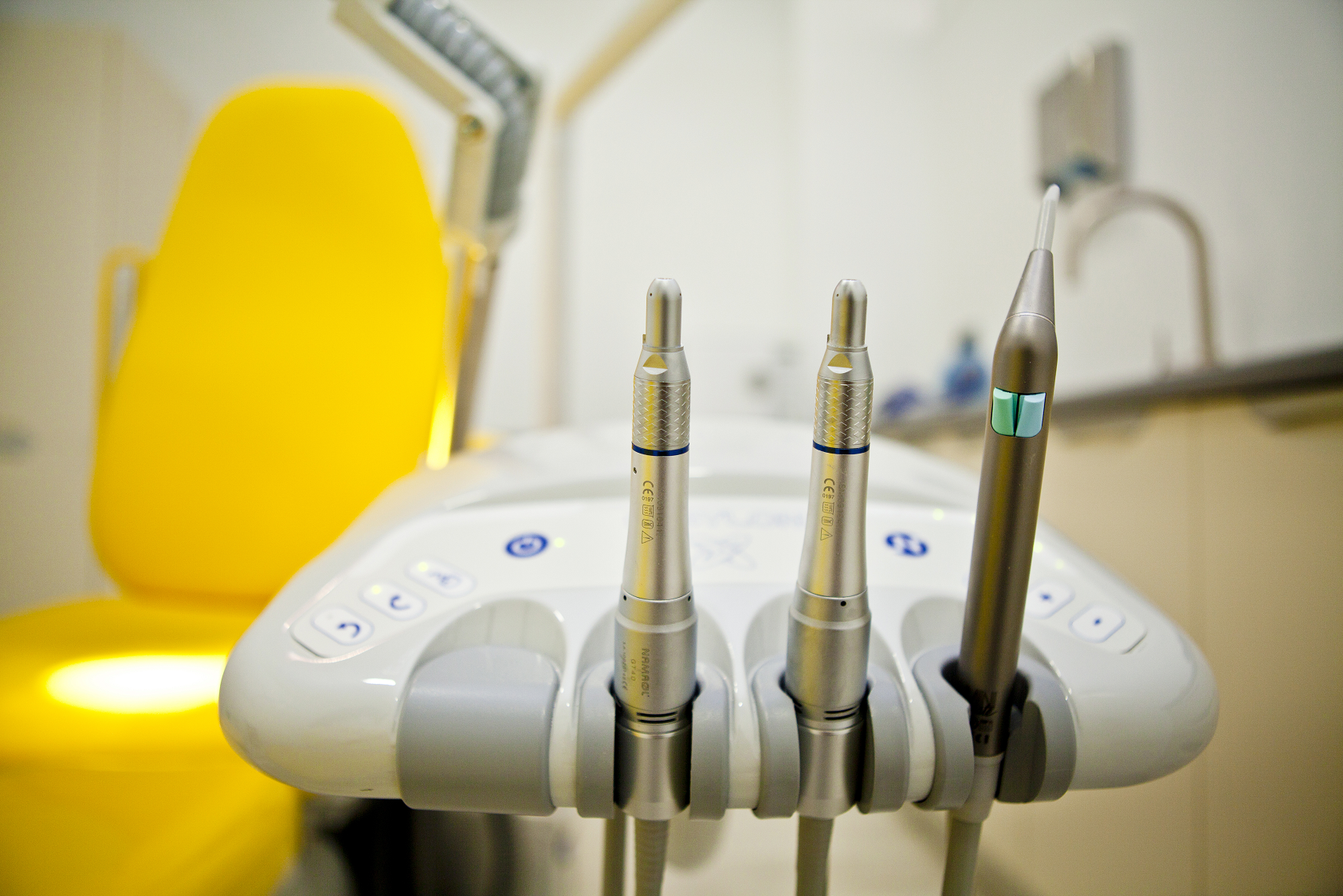 foto de una sala con camilla en la clínica