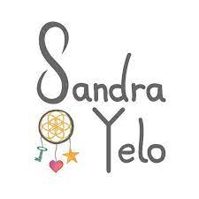 Imagen en la que se lee Sandra Yelo (con letra ornamentada), al lado izquierdo el dibujo de una flor