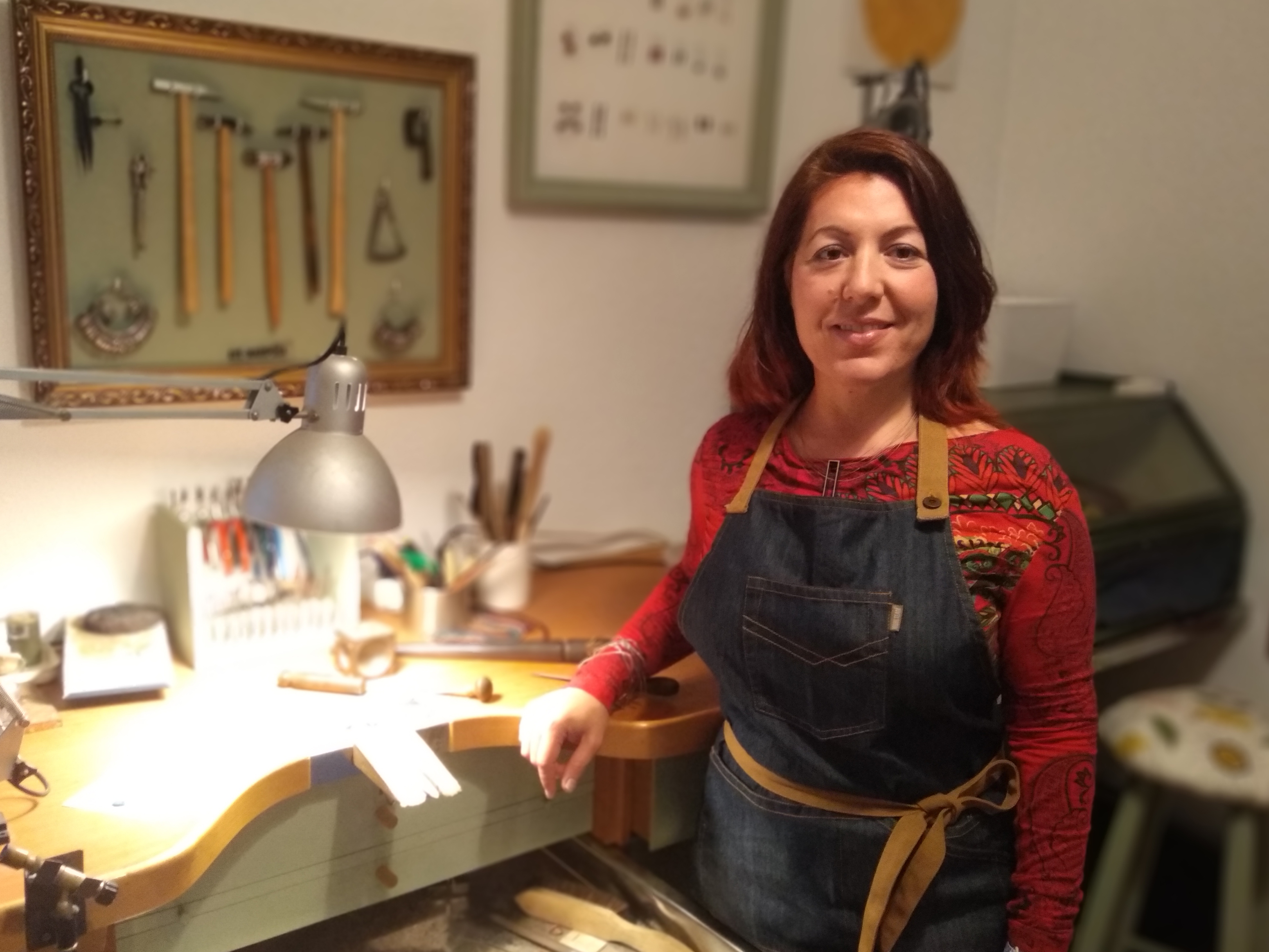 Fotografía de la emprendedora en su taller.