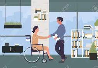 Mujer en silla de ruedas echa la mano a un hombre que lleva en su mano un documento (pudiera ser un contrato).